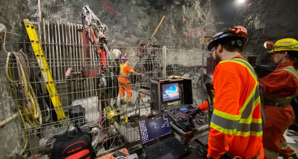Des opérateurs utilisent la foreuse autonome VersaDrill de MBI Global dans une mine souterraine.